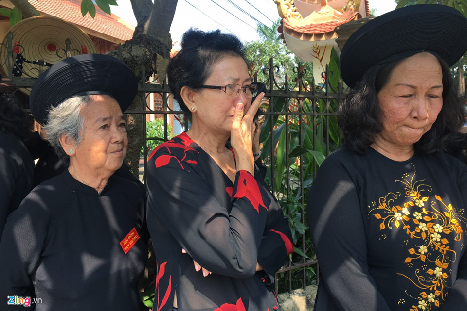 Người dân lập bàn thờ bên đường tiễn biệt ông Sáu Khải